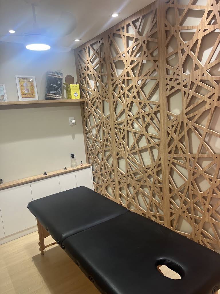 Sala de terapias da Heidy Regiane com maca de atendimento