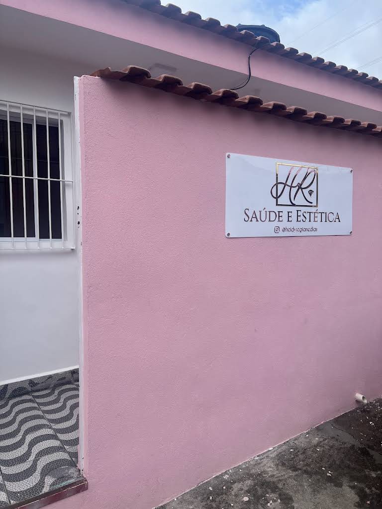 Fachada rosa com placa Heidy Regiane Saúde e Estética