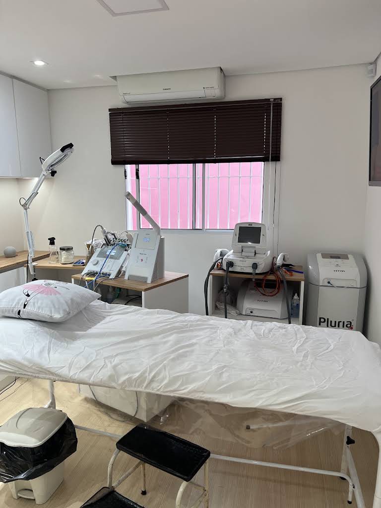 Sala de estética da Heidy Regiane com maca e equipamentos